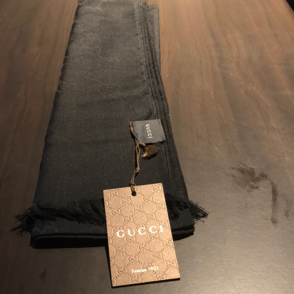 Brandnew gucci scarf in black